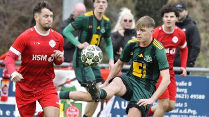 Archivbild: Hubert Ziegler
Simon Pirner (rechts) von der DJK Ammerthal hat in dieser Szene den Ball fest im Griff. In Schwabach hofft die DJK auf mehr Punkte als zuletzt beim 1:1 gegen Feucht.