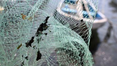 Bild: Yahir Ceballos/dpa
Erdölrückstände haben die Ausrüstung der Fischer verschmutzt, darunter Netze.