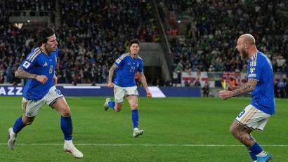 Bild: Antonio Calanni/AP/dpa
Mit einem Tor und einer Vorlage ist Sandro Tonali (l) der Mann des Abends für Italien gegen Nordirland.