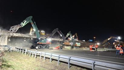 Bild: bl
Sechs Bagger gleichzeitig haben die Brücke über die A 93 bei Nabburg in der Nacht zum Sonntag bearbeitet. Die Mittelpfeiler erwiesen sich robuster als erwartet, die Sperrung der Autobahn dauerte deshalb etwas länger.