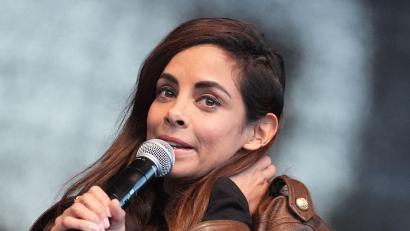 Bild: Marcus Brandt/dpa
Collien Fernandes, Schauspielerin und Moderatorin, spricht auf der Bühne auf dem Hamburger Rathausmarkt während der Demonstration gegen sexualisierte Gewalt gegen Frauen.