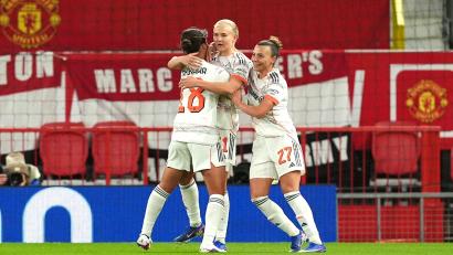 Bild: Martin Rickett/PA Wire/dpa
Pernille Harder (M) trifft für den FC Bayern gleich zweimal in Manchester.