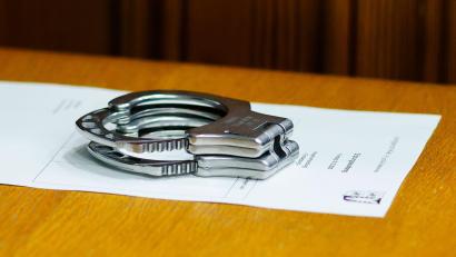 Bild: Frank Molter/dpa
Ein junger Mann wird beschuldigt, eine 18-Jährige in einem Regionalzug mit einem Messer angegriffen zu haben - nun sitzt er in Untersuchungshaft. (Symbolbild)