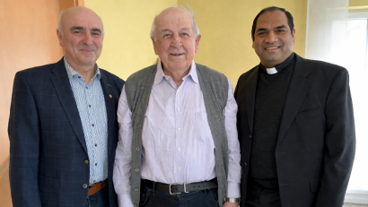 Bild: Steffi Roth
Klaus Siegert, Zweiter Bürgermeister der Gemeinde Freihung, und Pfarrer Benny von der Pfarreiengemeinschaft Freihung-Großschönbrunn, gratulieren Josef Schmid zu seinem 90. 
Geburtstag.