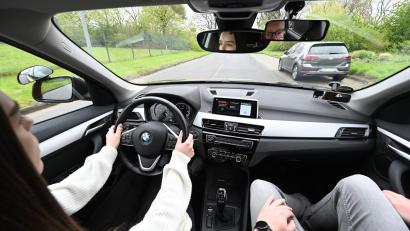 Symbolbild:  Lars Penning/dpa
Seit 2011 gibt es im begleiteten Fahren den Führerschein mit 17. Ähnlich könnte das nun auch nach sechs Fahrstunden und erfolgreicher Theorieprüfung funktionieren. Die Laienausbildung wäre dann ein Element auf dem Weg zum Führerschein.