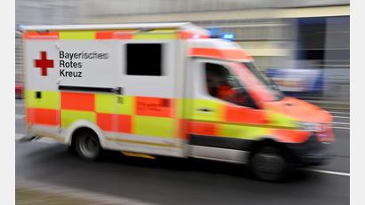 Bild: Peter Kneffel/dpa
Nach der Notbremsung eines Kleinbusses nahe Münchberg musste eine 65-Jährige schwer verletzt ins Krankenhaus gebracht werden. (Symbolbild)