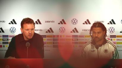 Bild: Christian Charisius/dpa
Julian Nagelsmann (l) und Serge Gnabry sprechen bei der DFB-Pressekonferenz.