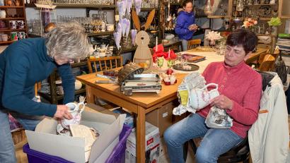 Bild: Petra Hartl
In der Ist-noch-gut-Station in Rosenberg packen Christl Lösch und Heidi Legl (von links) neu eingetroffene Sachen aus.