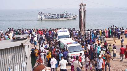 Bild: Rubel Karmaker/ZUMA Press Wire/dpa
Rettungskräfte und zahlreiche Menschen versammeln sich an einer Unfallstelle, nachdem ein Bus in den Fluss Padma stürzte.