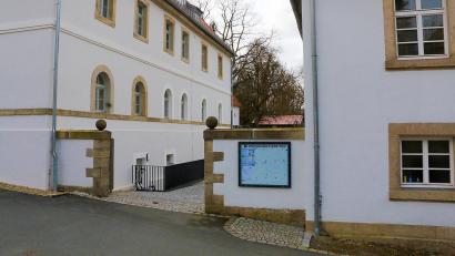 Bild: bsc
Am neuen Rathaus in Friedenfels (links) oder an der Grundschule (rechts) soll ein Defibrillator installiert werden. Das Gerät ist öffentlich zugänglich und kann im Notfall Leben retten.