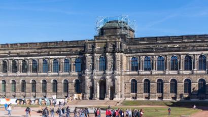 Bild: Monika Skolimowska/dpa-Zentralbild/dpa
Das nach Dresden zurückgekehrte Werk von Lucas Cranach dem Älteren soll später in der Gemäldegalerie Alte Meister ausgestellt werden (Archivbild).