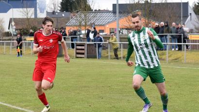 Archivbild: Gebert
Den SV Mitterteich empfängt am Samstag den 1. FC Trogen. Das Bild zeigt eine Szene mit Marco Kießling (rechts) im letzten Heimspiel gegen den FSV Bayreuth (2:2).