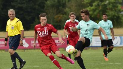 Bild: Hans Mark
Der Nabburger Nico Sporer (rotes Trikot, in einem Spiel gegen den SV Diendorf) hat bereits 18 Saisontore auf seinem Konto. Im wichtigen Spiel gegen Verfolger SV Haselbach möchte der Goalgetter zu gerne weitere Treffer nachlegen.