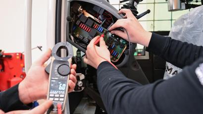 Bild: Bernd Weißbrod
Ausbildungsstellen in Bayerns Elektroindustrie werden seltener.