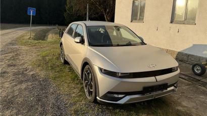 Bild: Johannes Bayerl
Golden glänzt der Hyundai im Sonnenlicht. Johannes Baierl aus Vohenstrauß wäre aber glücklicher, wenn er auf dem Hof eines Amberger Autohändlers glänzen würde, bei dem er das Auto geleast hat.