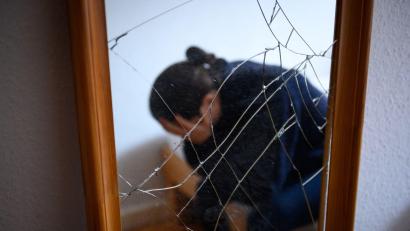 Symbolbild: Jonas Walzberg/dpa
Frauen, die in gewaltvollen Beziehungen leben, tun sich oft schwer, den Partner zu verlassen – vor allem aufgrund von emotionaler Abhängigkeit.