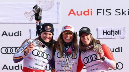 Bild: Marco Trovati/AP/dpa
Emma Aicher (links) und Mikaela Shiffrin (Mitte) lieferten sich ein spannendes Duell um den Gesamtweltcup.