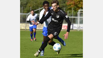 Archivbild: Hans Mark
Leonid Scheffer (vorne) fehlt dem 1. FC Schwarzenfeld aufgrund einer Knieverletzung vorerst im Abstiegskampf.