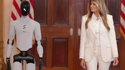 Bild: Jacquelyn Martin/AP
Im Weißen Haus empfängt Melania Trump internationale Gäste – begleitet von einem humanoiden Roboter, der mehrere Sprachen spricht.
