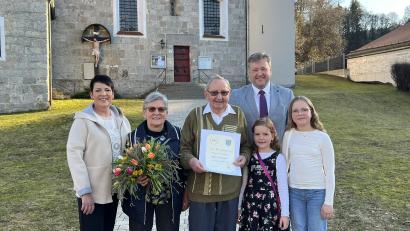 Bild: Markt Kastl
Josef Geier feierte seinen 85. Geburtstag im Kreis seiner Familie. Auch Bürgermeister Stefan Braun (hinten rechts) gratulierte.