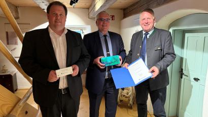 Bild: Anna Heidenreich
Rudolf Neumaier, Geschäftsführer des Landesvereins (rechts), überreichte Bürgermeister und Bezirksrat Richard Tischler (Mitte) den Erich-Schosser-Ziegel. Zur Auszeichnung gratulierte auch Bezirksheimatpfleger Tobias Appl.