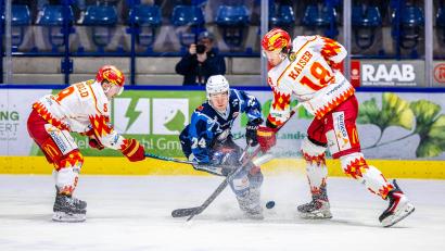 Bild: Tobias Neubert
Die Blue Devils Weiden haben die Hürde Kaufbeuren zum ersten Mal übersprungen. In dieser Szene setzt sich Paul Vinzens (Mitte) gegen Max Oswald (links) und Rio Kaiser durch.