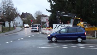 Bild: ui
Die ersten Baumaschinen und Absperrungen sind unterhalb des Bahnhalts in Neustadt/WN da. Ab Montag wird die Georgstraße komplett gesperrt.