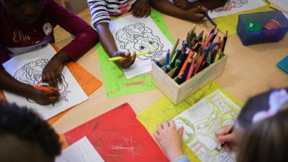 Symbolbild: Christian Charisius/dpa
Mit der geplanten Kita am Postkeller in Weiden soll der zukünftige Bedarf an Betreuungsplätzen gedeckt werden. Die Bauarbeiten sollen allerdings erst im Herbst 2027 enden.