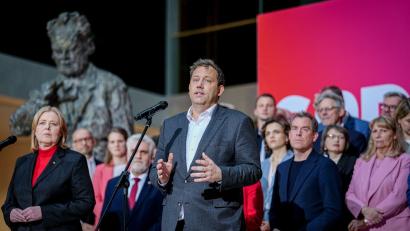 Bild: Kay Nietfeld/dpa
Klingbeil versammelt seine Truppen hinter sich.