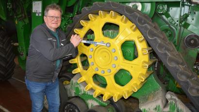Bild: jr
Reinhard Burger langte in seinen 47 Berufsjahren kräftig mit hin, hier in der Werkstatt von Landtechnik Malzer. Jetzt will es der 63-jährige etwas ruhiger angehen lassen.