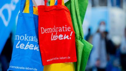 Bild: Rolf Vennenbernd/dpa
Das Programm „Demokratie leben!“ soll bisher zivilgesellschaftliches Engagement für ein demokratisches Miteinander fördern. (Symbolbild)
