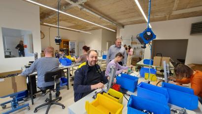 Bild: Jessica Fechner
Matthias Fiedler (stehend) ist Werkstattleiter der Außenstelle der Michelfelder Werkstätten in Eschenbach. Aktuell arbeiten hier sechs Menschen mit einer Behinderung.