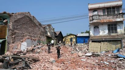 Bild: Aung Shine Oo/AP/dpa
Unzählige Häuser stürzten bei dem Erdbeben der Stärke 7,7 ein. (Archivbild)