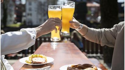 Symbolbild: Tom Weller/dpa
Das bayerische Recht unterscheidet zwischen Biergärten und Außengastronomie. Biergärten zeichnen sich unter anderem dadurch aus, dass Gäste ihre Brotzeit selbst mitbringen dürfen. Nur dann gilt unter bestimmten Umständen eine erweiterte Öffnungszeit.