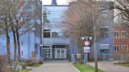 Bild: Karl-Josef Hildenbrand/dpa
An der Mittelschule Mindelheim wurden Schüler bei einer Infoveranstaltung zu den Gründen der Durchsuchung informiert.
