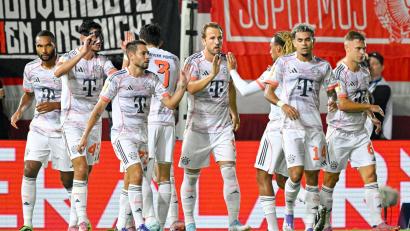 Bild: Uwe Anspach/dpa
Harry Kane (M) und seine Münchner testen im Sommer beim SV Wehen Wiesbaden. (Archivbild)