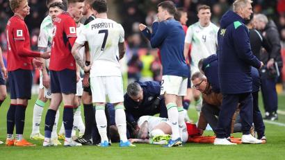 Bild: Adam Davy
Fußball: WM-Qualifikation Europa, Tschechien - Irland, Play-off-Runde, Halbfinale, Fortuna Arena. Sammie Szmodics (unten, Irland) wird nach einem Zusammenstoß mit dem tschechischen Spieler Chaloupek auf dem Platz behandelt. (zu dpa: «Ire Szmodics bewusstlos – Entwarnung nach Zusammenstoß»)