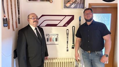 Bild: Jona Lang
Geschäftsführer Slava Gulau (rechts) und sein Geschäftspartner Alexander Ederle (links) arbeiten mit ihrer Weidener Sicherheitsfirma EST-Service im Paddock-Club der Formel 1.