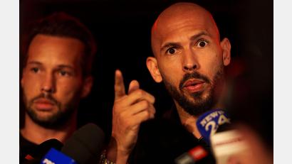 Bild: Vadim Ghirda/AP/dpa
Die Tate Brothers: links Tristan, rechts Andrew. (Archivbild)