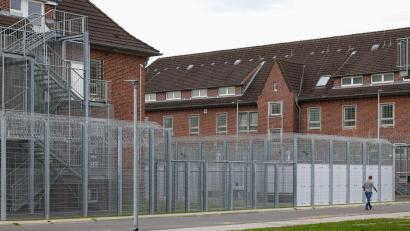 Bild: Ulrich Perrey/dpa
Die Abschiebehaft soll verhindern, dass Ausreisepflichtige vor einer geplanten Rückführung untertauchen. (Archivbild)