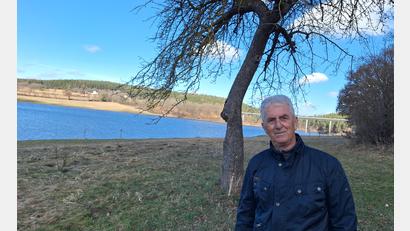 Bild: bl
Walter Drexler steht vor dem alten Apfelbaum, der einst im Hof des elterlichen Bauernhofes stand. Vor 50 Jahren musste seine Familie umsiedeln, um Platz zu machen für den Eixendorfer Stausee.