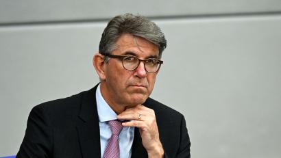 Bild: Lilli Förter/dpa
Kulturstaatsminister Weimer lässt den Vorwurf „einseitiger Eingriffe“ zurückweisen. (Archivbild)