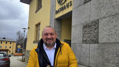 Bild: lnz
Oliver Becher vor dem Rathaus in Neusorg: Im Mai wird er dort als neuer Bürgermeister sein Büro beziehen.