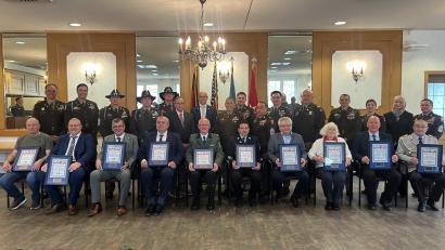 Bild: mor
Die US-Armee in Grafenwöhr zeichnete verdiente Persönlichkeiten mit dem „Good Neighbor Award“ aus. Die Ehrungen nahmen Brigadegeneral Terry Tillis und Command Sergeant Major Paul Fedorisin (Mitte) vor. Generalkonsul Dr. James Miller und die Vertreter der Einheiten, welche die Vorschläge einbrachten gratulierten zu den Auszeichnungen.