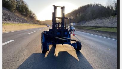 Bild: -/VPI Bayreuth/dpa
Der Gabelstapler stand mitten auf der Autobahn 9 in Oberfranken.