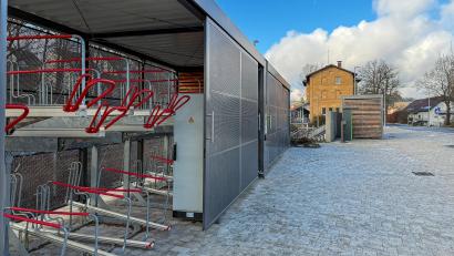 Bild: Stephan Huber
Eine Jahresmiete wird 80 Euro kosten: Der Stadtrat hat die Gebühren festgelegt, die für die Benutzung der elektronisch abstellbaren Fahrradboxen am Bahnhof anfallen. Die Ladesäule für Akkus von E-Bikes ist sogar kostenlos.