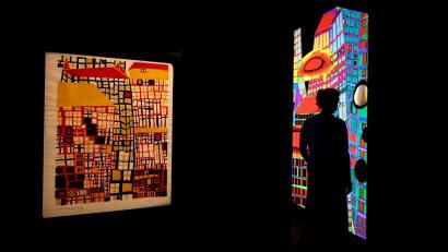 Bild: Karl-Josef Hildenbrand/dpa
Hundertwasser ist bekannt für bunte Farben wie im Linolschnitt "Drei hohe Häuser".