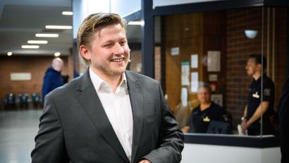 Bild: Bernd von Jutrczenka/dpa
Ein spitzer Kommentar des Satirikers El Hotzo zum Attentat auf Donald Trump im US-Wahlkampf hat erneut die Berliner Justiz beschäftigt. (Archivbild)