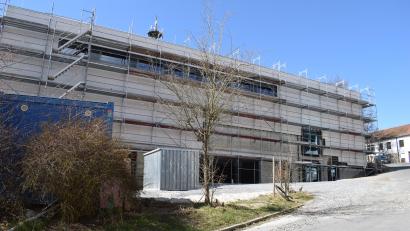 Bild: szl
Für die neue Zweifach-Turnhalle der Mittelschule sind heuer 2,5 Millionen Euro im Haushalt eingeplant. Für den Abbruch der alten Turnhalle und den Bau der Ganztagsbetreuung sind weitere 2 Millionen Euro eingeplant.