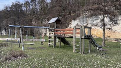 Bild: ge
Hier am Spielplatz in Ammerthal beim Fußball-Gelände kann man künftig in den geplanten Walderlebnispfad einsteigen – dort gibt es auch genügend Parkplätze.